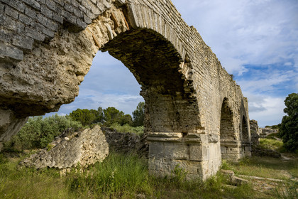 France, Bouches-du-Rhône (13), Fontvieille, chemin de Caparon, vestiges gallo-romain de l'Aqueduc de Barbegal, aqueduc qui a été doublé pour alimenter les 16 moulins de la meunerie de Barbegal au IIème siècle