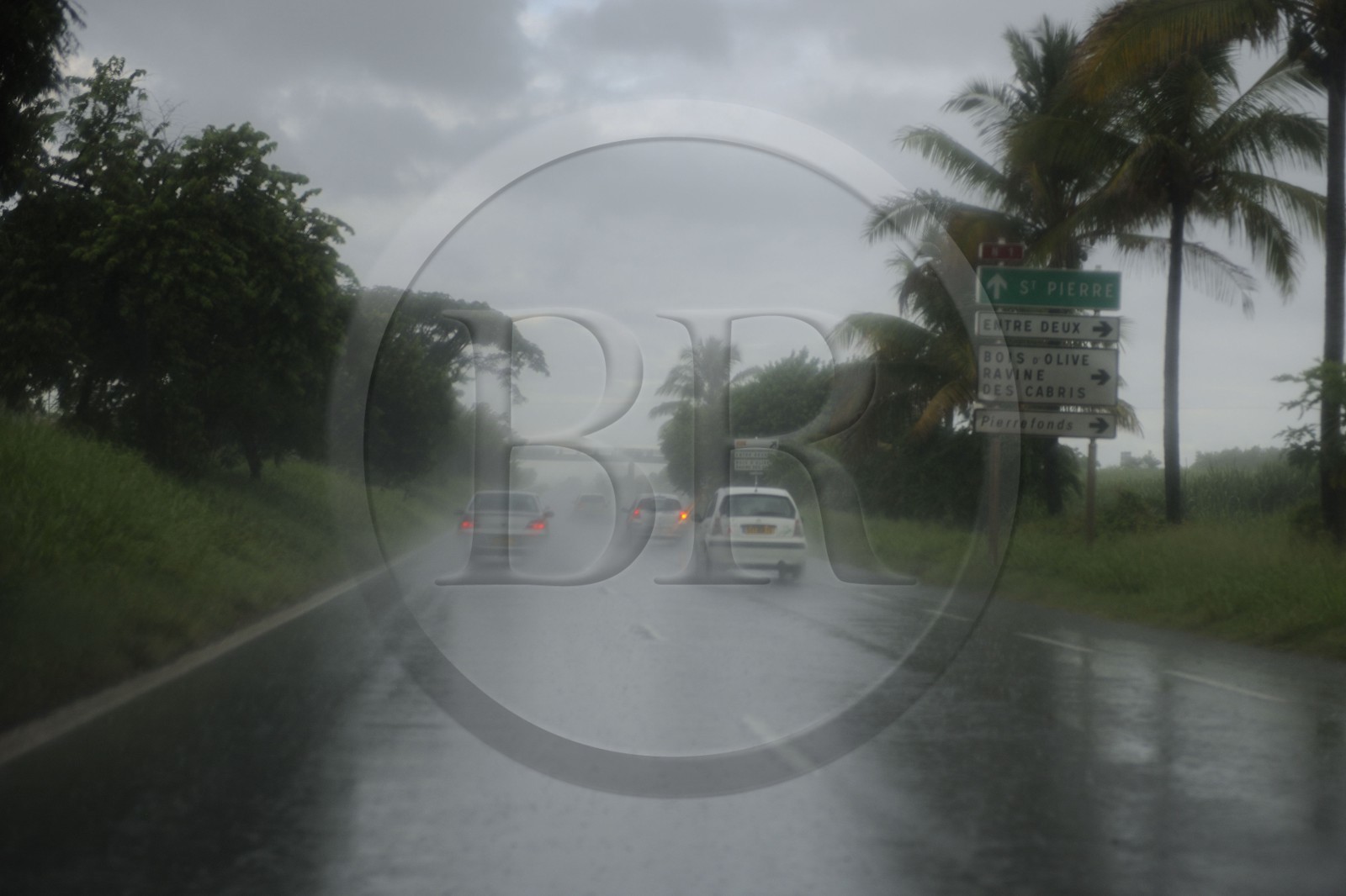 France, île de la Réunion, circulation sur la route Nationale 1 menant à Saint Pierre sous une pluie battante