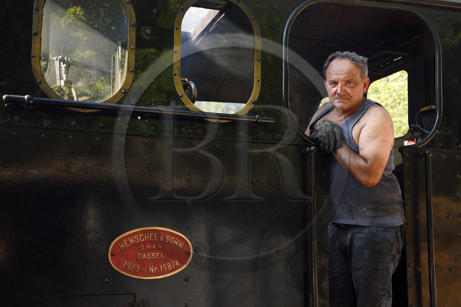 France, Alpes-Maritimes (06), Puget Théniers, locomotive en chauffe, Luc Cabouret bénévole du G.E.C.P. qui restaure et exploite le Train des Pignes, aujourd'hui aide chauffeur