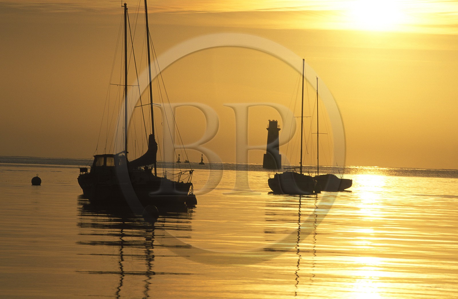 France, Finistère (29), l' île Tudy avec au fond L´ancien phare de Loctudy