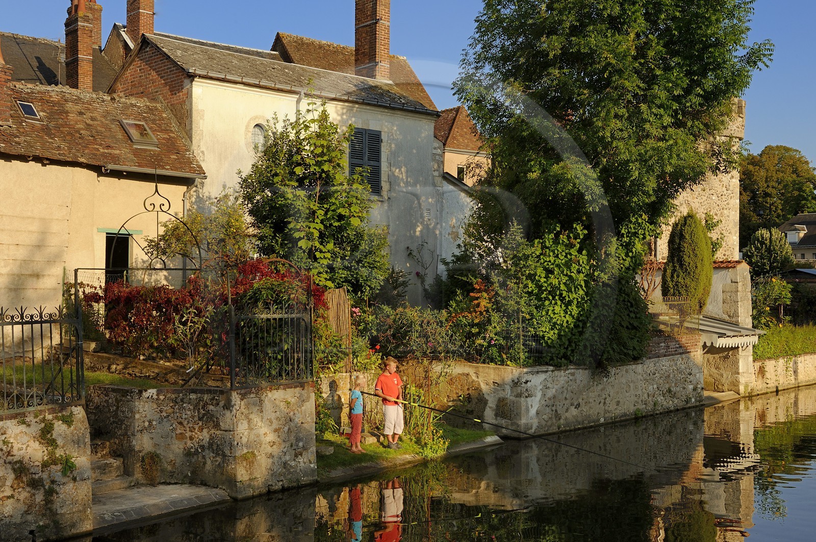 France, Eure-et-Loir (28), Bonneval, le fossé des remparts, enfants à la pêche