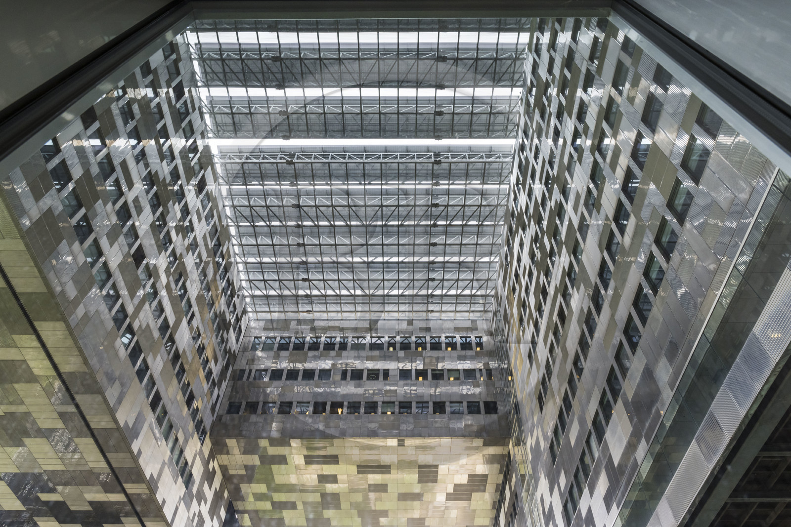 France, Hérault (34), Montpellier,  quartier de Port Marianne, l'Hotel de Ville conçu par les architectes Jean Nouvel et François Fontès, auvents perforés mobiles en fonction de l'ensoleillement du patio entre eau et ciel
