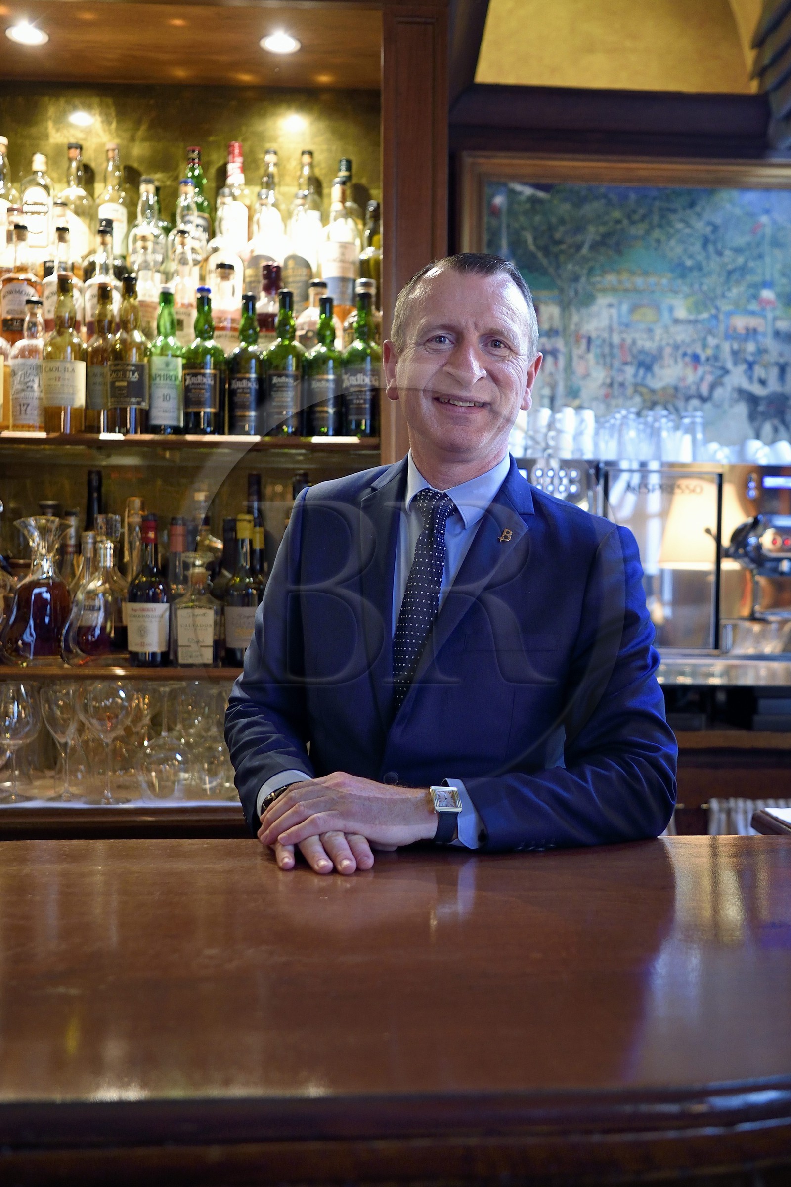 France, Calvados (14), Pays d'Auge, Deauville, Bar de l'Hotel Normandy Barriere, le chef barman Marc Jean