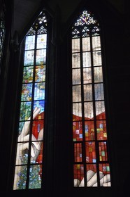 France, Bas-Rhin (67), Strasbourg, vieille ville classée au Patrimoine Mondial de l'UNESCO, la cathédrale Notre-Dame, le vitrail des cent visages (2015) de Véronique Ellena et Pierre-Alain Parot dans la chapelle Sainte-Catherine