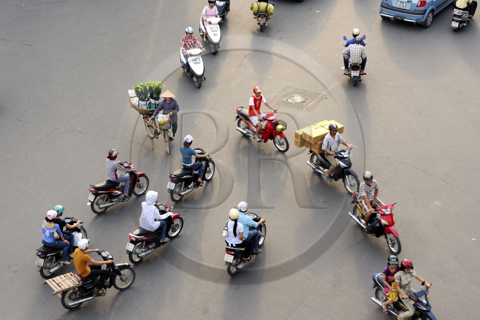Vietnam, Hanoï, vieille ville, intense circulation sur le rond point au nord du lac Hoan Kiem appelé lac de l'épée restituée depuis le Legends Beer