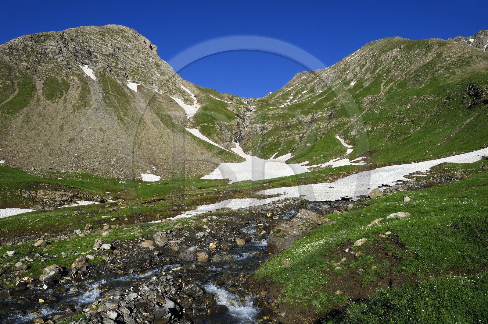 France, Alpes-de-Haute-Provence (04), Parc National du Mercantour, Val d'Allos, cirque de Sestrière au pied du massif des Trois Evêchés, les sources du Verdon