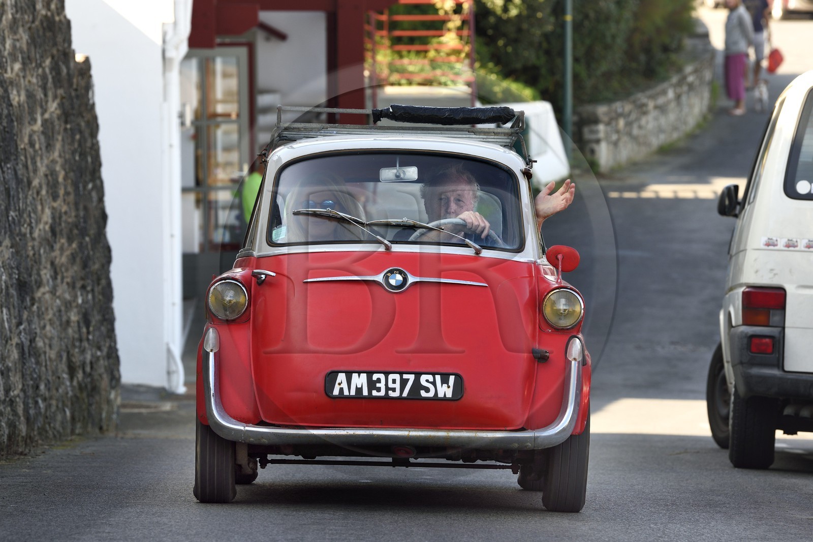 France, Pyrénées-Atlantiques (64), la côte du Pays-Basque, Guéthary, le journaliste, écrivain et réalisateur Alain Gardinier au volant de sa BMW Isetta