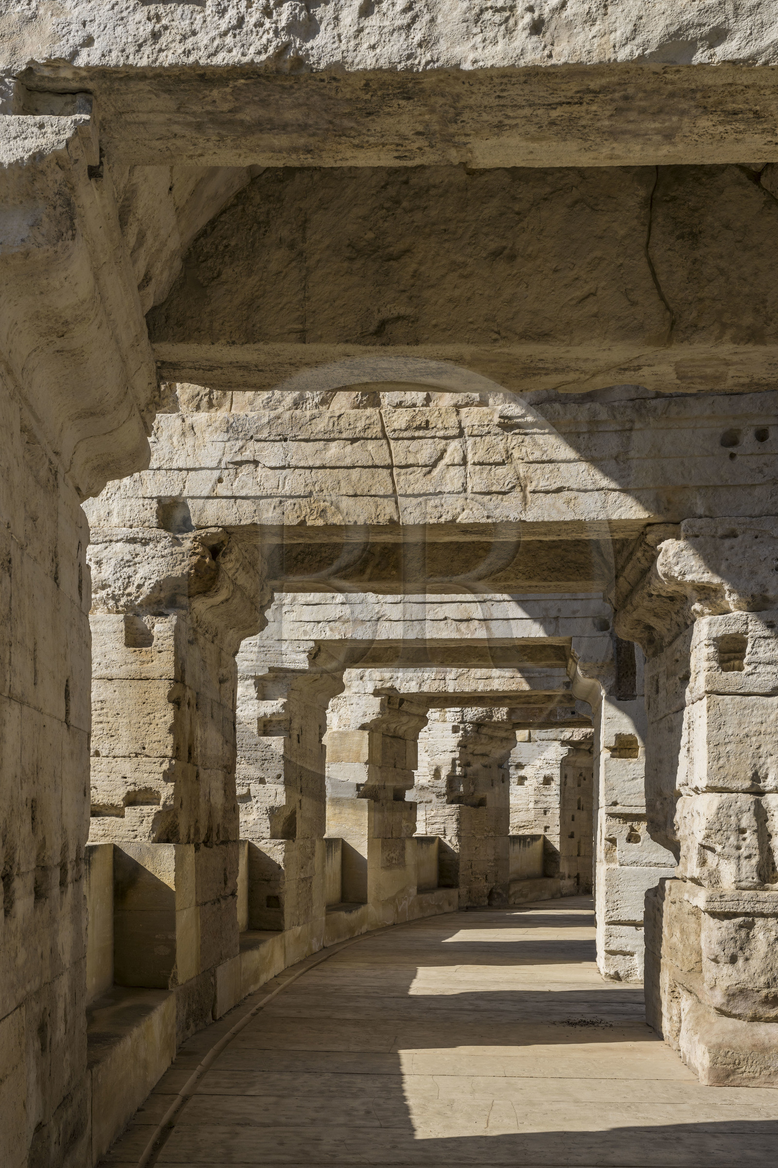 France, Bouches-du-Rhône (13), Arles,  classé Patrimoine Mondial de l'UNESCO, la galerie extérieure du premier étage