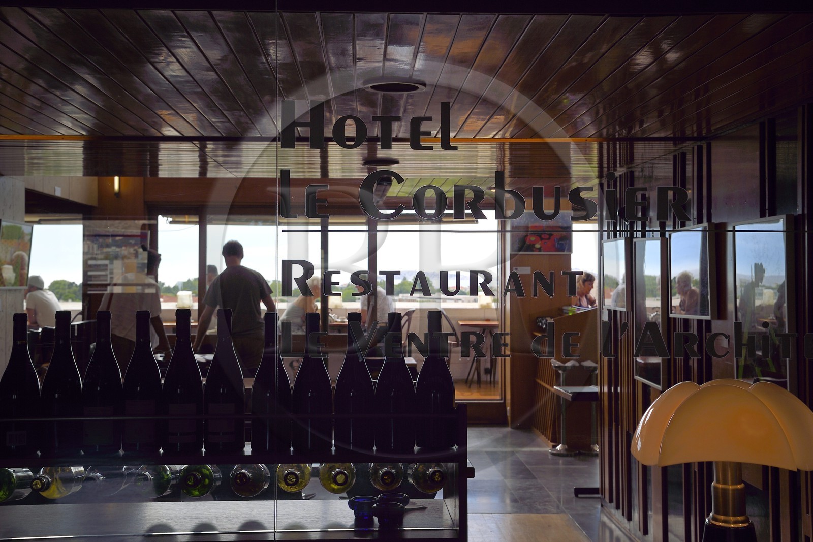 France, Bouches-du-Rhône (13), Marseille, oeuvre architecturale de Le Corbusier, classée Patrimoine Mondial de l'UNESCO, la Cité Radieuse par l'architecte Le Corbusier, le déambulatoire entre le 3e et le 4e étage, l'hotel restaurant