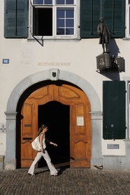 Suisse, Bâle, la place de la cathédrale Münsterplatz, restaurant Zum Issak
