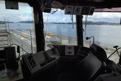 France, Var (83), Toulon, la base navale (Arsenal), le porte-avions à propulsion nucléaire Charles de Gaulle en rénovation de mi-vie, le pont d'envol depuis la passerelle aviation