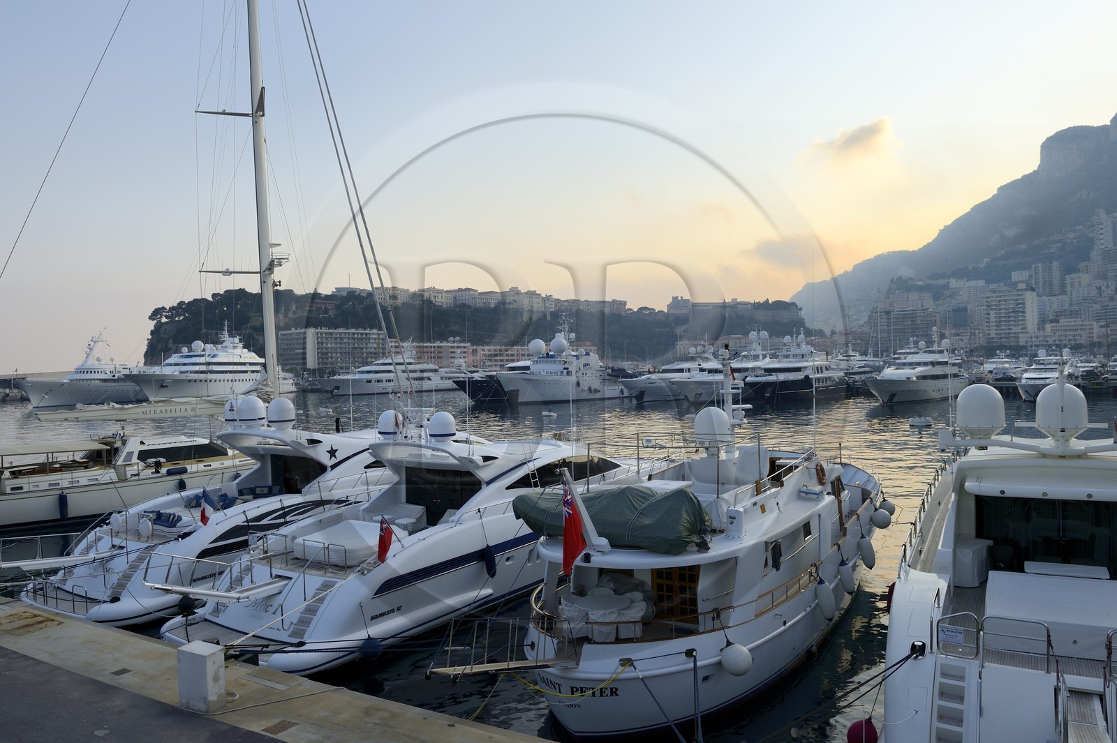 Principauté de Monaco, Monaco, port Hercule et Le Rocher en arrière plan