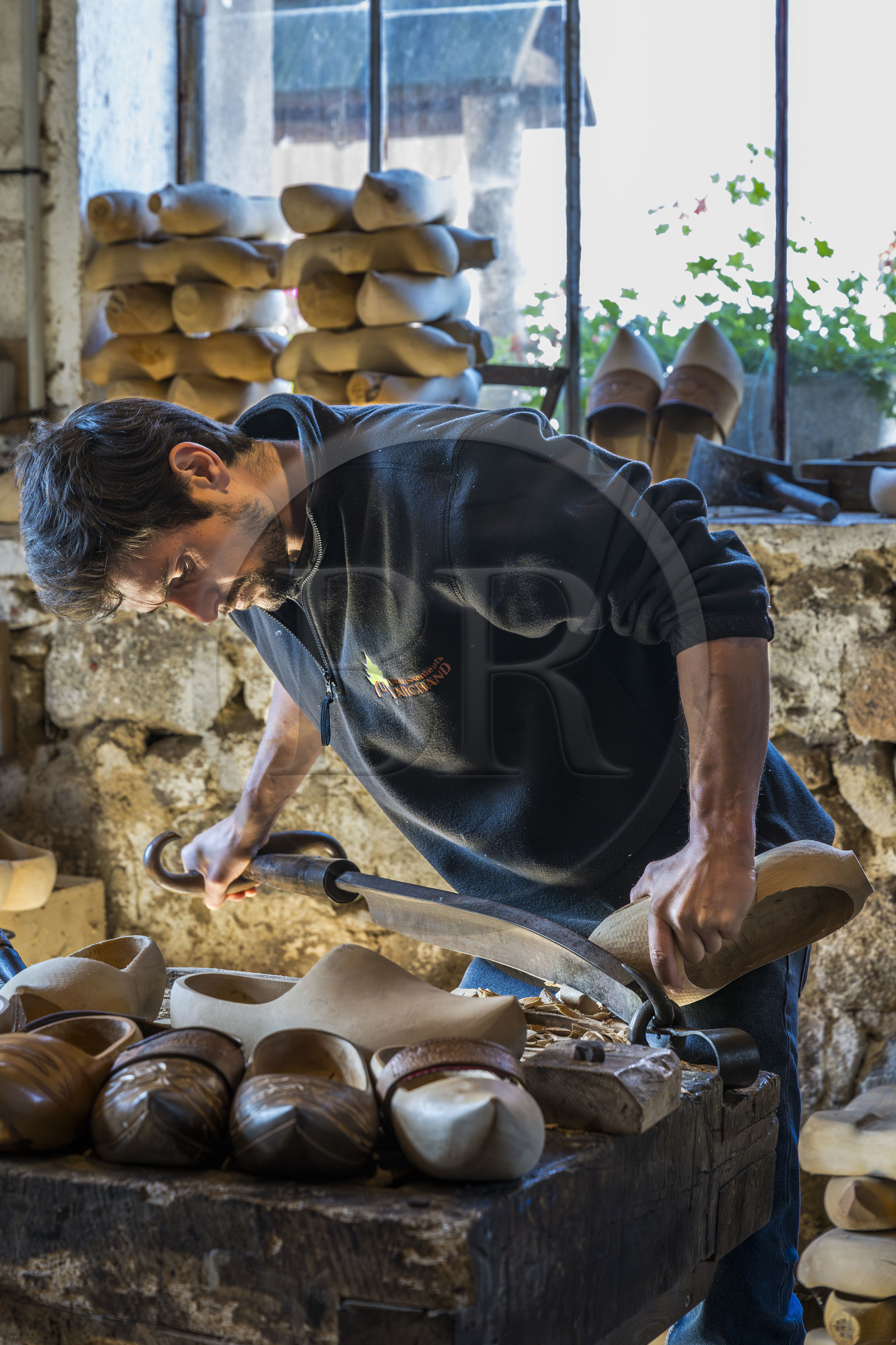 France, Nièvre (58), Parc naturel régional du Morvan, Gouloux, établissement Marchand (scierie, saboterie et boissellerie), Pierre Marchand dans l'atelier de la saboterie