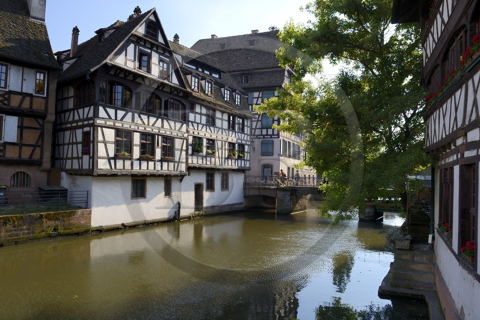 France, Bas-Rhin (67), Strasbourg, vieille ville classée au Patrimoine Mondial de l'UNESCO, quartier de la Petite France, le pont du Faisan sur un bras de l'Ill