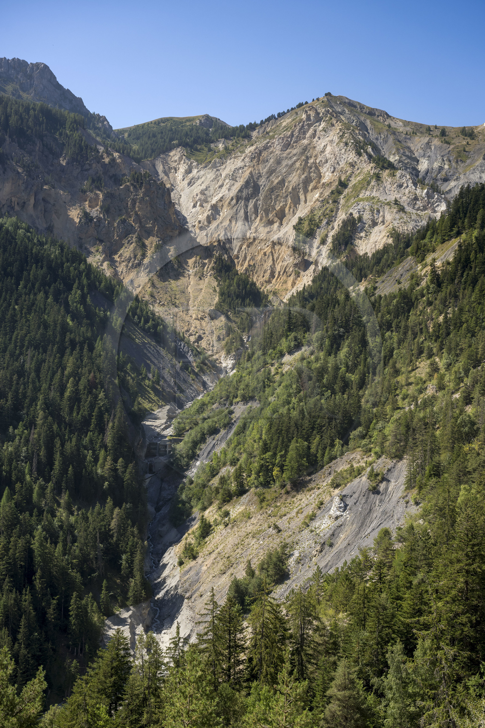 France, Hautes Alpes (05), Crots, forêt domaniale de Boscodon, vue sur le torrent du Bragousse et le col de la Rousse depuis le sentier des Moines