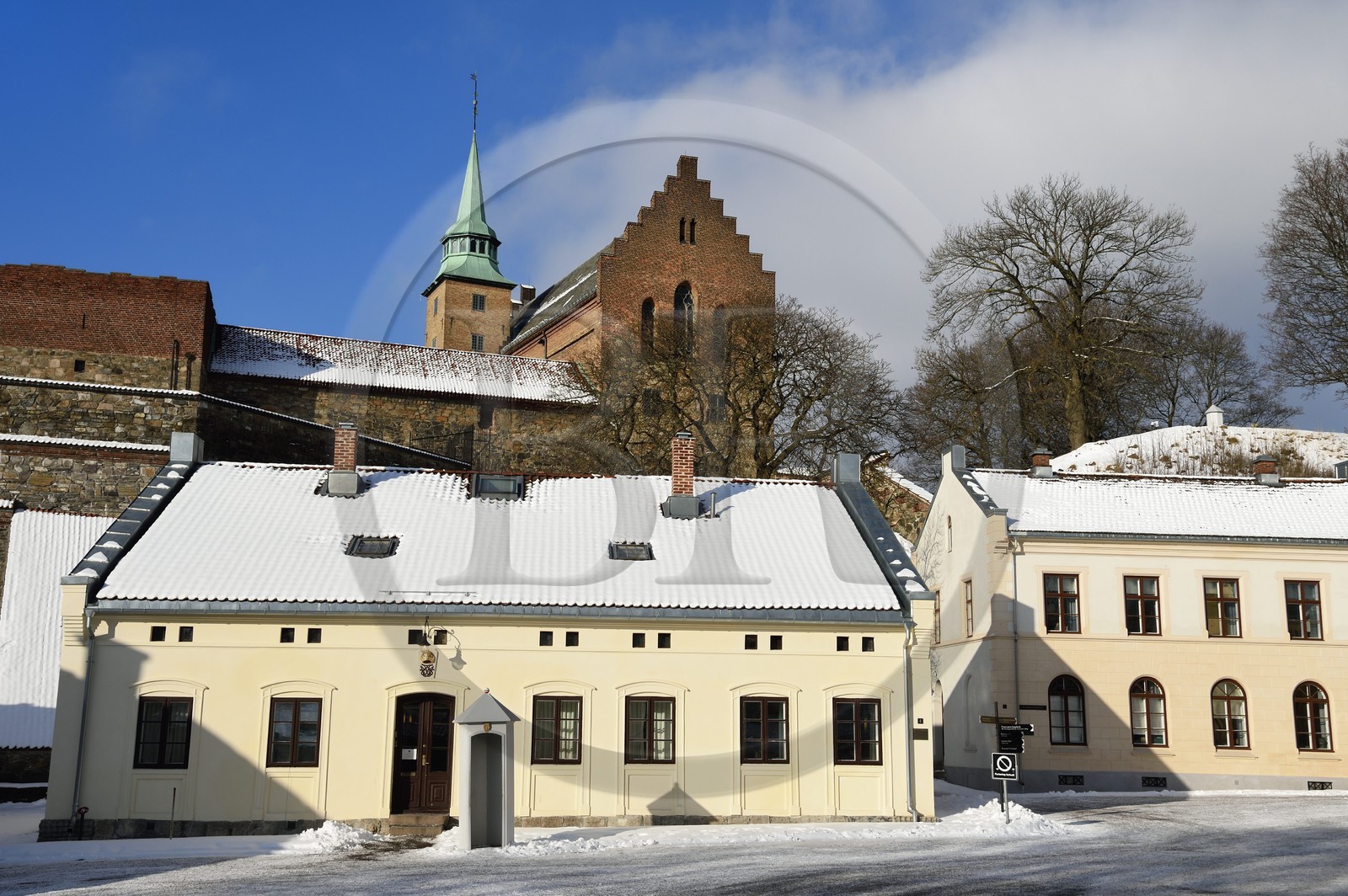 Norvège, Oslo, la citadelle d'Akershus du XIIIe siècle avec son chateau Renaissance (XVIIe siècle rénové au XIXe siècle) et son église sous la neige