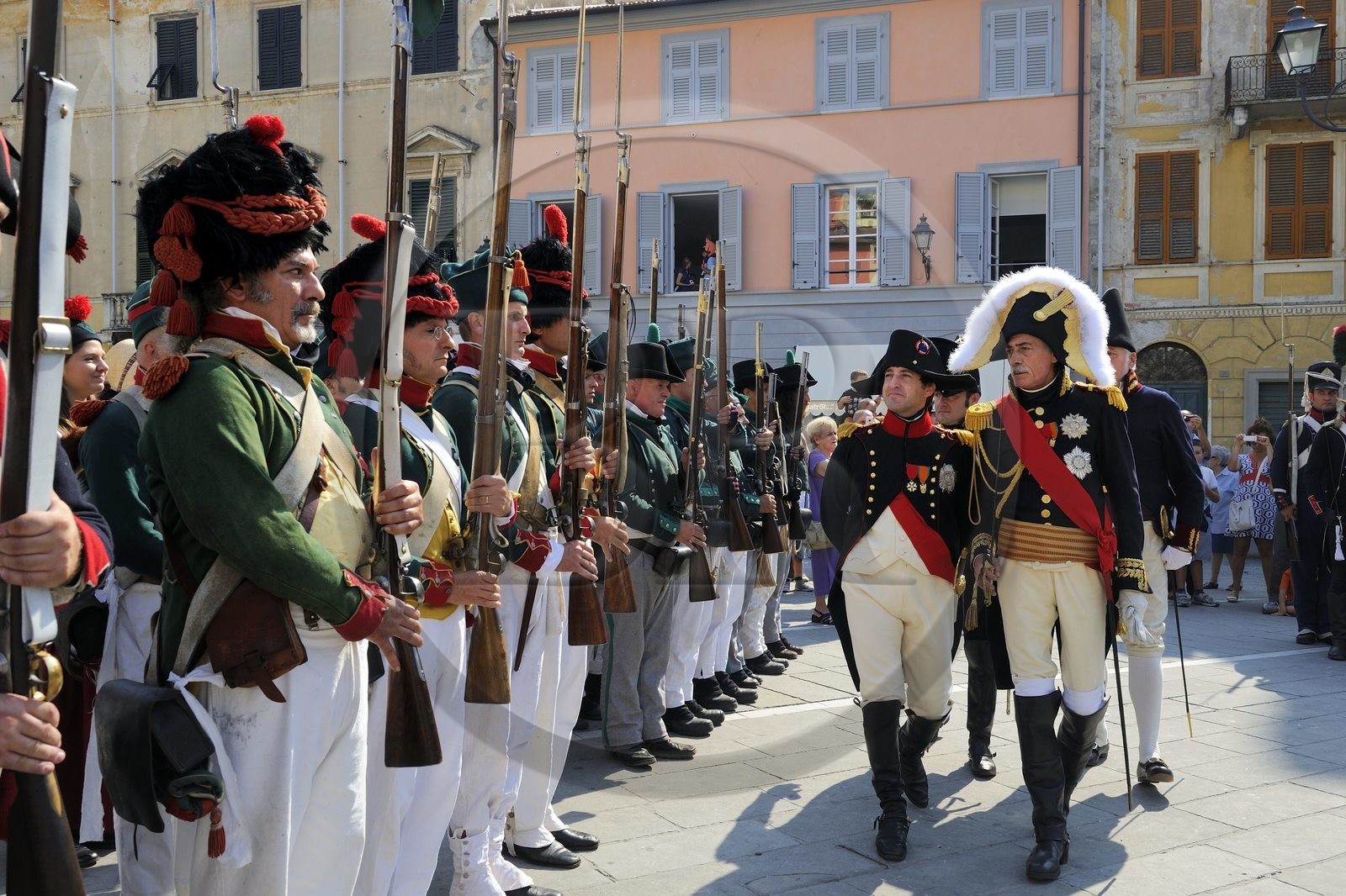 Italie, Ligurie, Sarzana, Napoleon Festival, Napoléon passe en revue les troupes en compagnie du maréchal d'Empire Massena sur la Piazza Matteotti