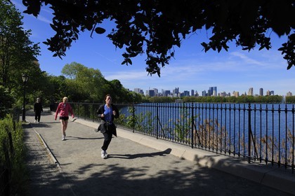 Etats-Unis, New York, Manhattan, Central Park, footing autour du Réservoir entouré de buildings