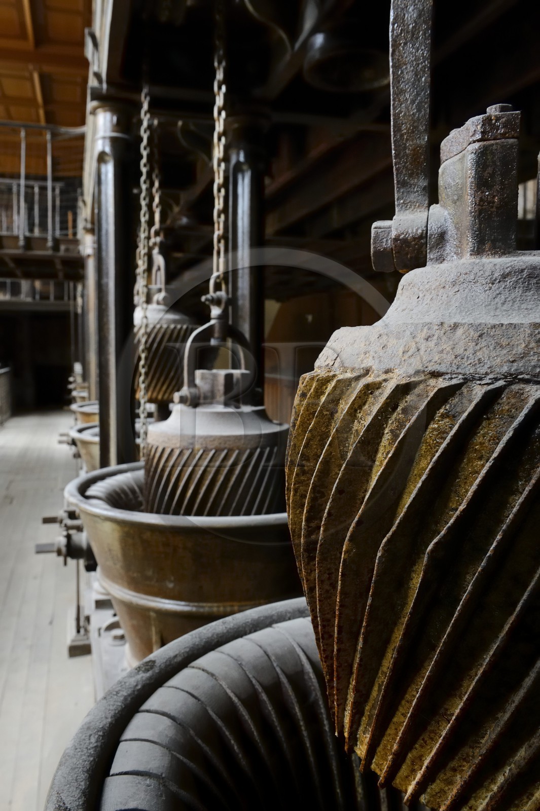France, Finistère (29), Morlaix, salle des machines, moulins à broyer le tabac coupé pour en faire du tabac à priser (1870)