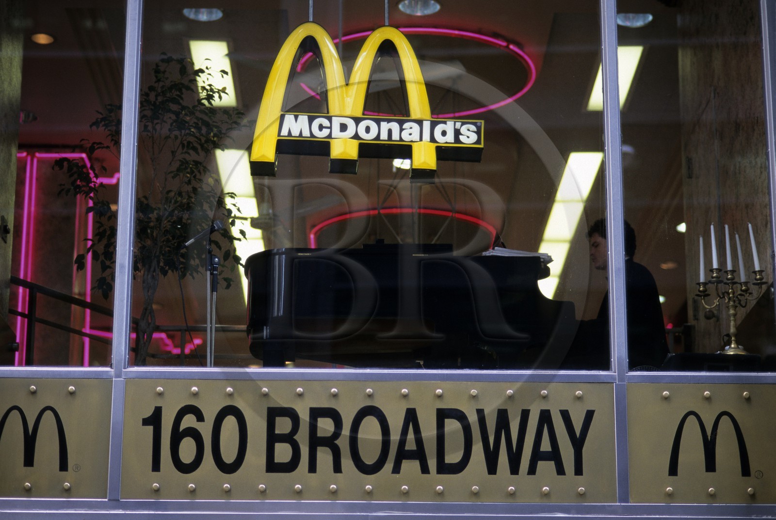 Etats-Unis, New York, Lower Manhattan, Mc Donald avec pianiste sur Broadway