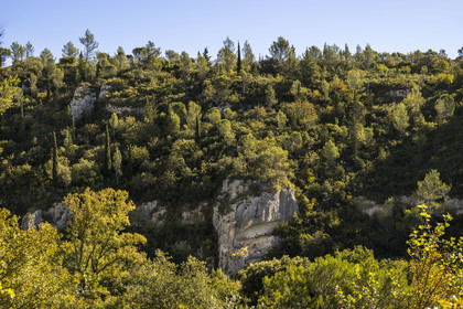 France, Gard (30), Uzès, Vallée de l’Eure où passe l'aqueduc de plus de 52 km de longueur qui amenait l'eau de la Fontaine d'Eure au pied d'Uzès jusqu'à Nimes
