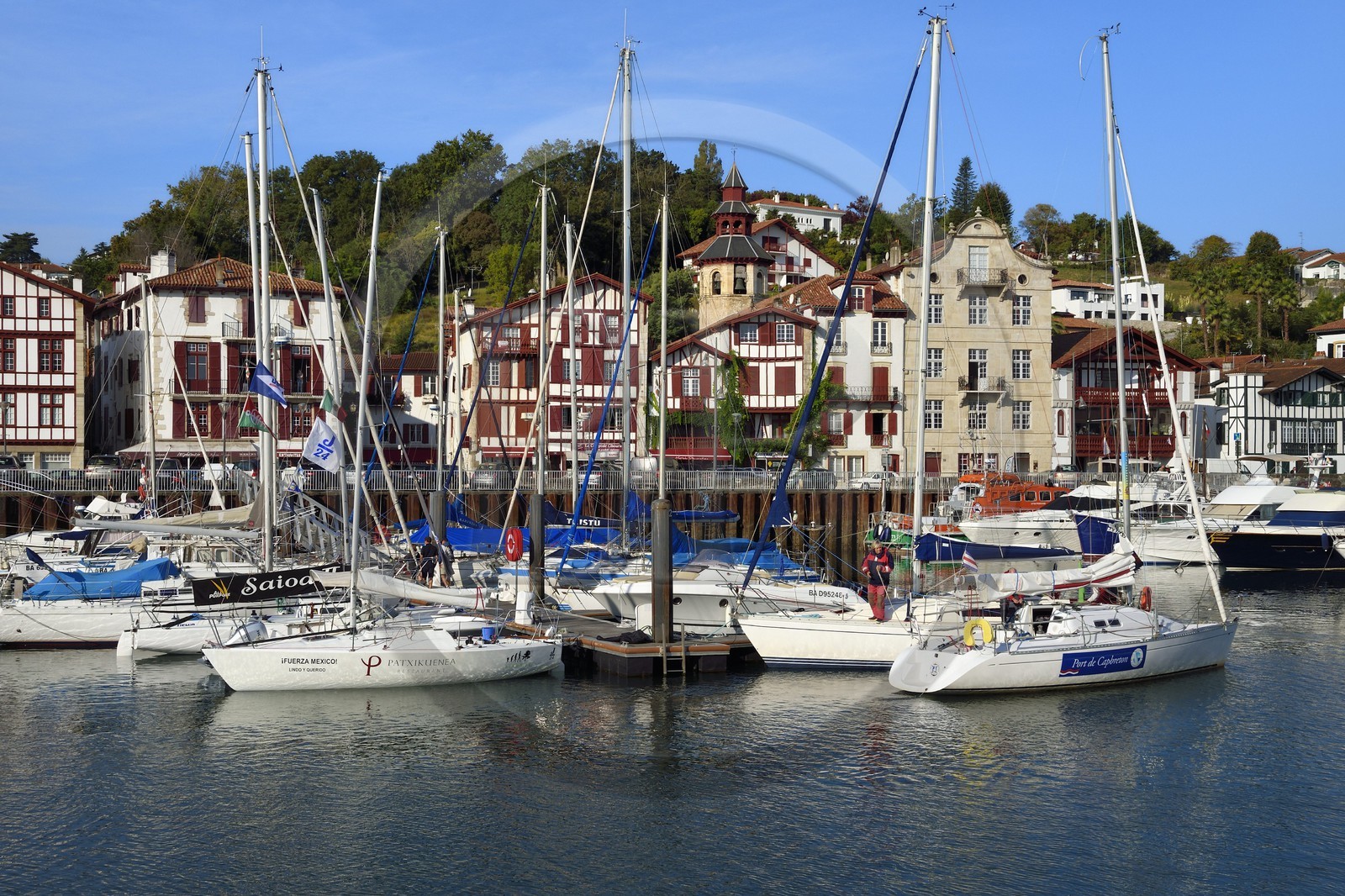 France, Pyrénées-Atlantiques (64), la côte du Pays-Basque, Ciboure, la maison natale de Maurice Ravel (en pierre) et le clocher de l'église Saint-Vincent