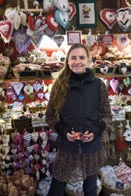 France, Haut-Rhin (68), Kaysersberg, Falile Martin dans sa boutique Le Grenier Enchanté propose des coeur de Noël en tissus