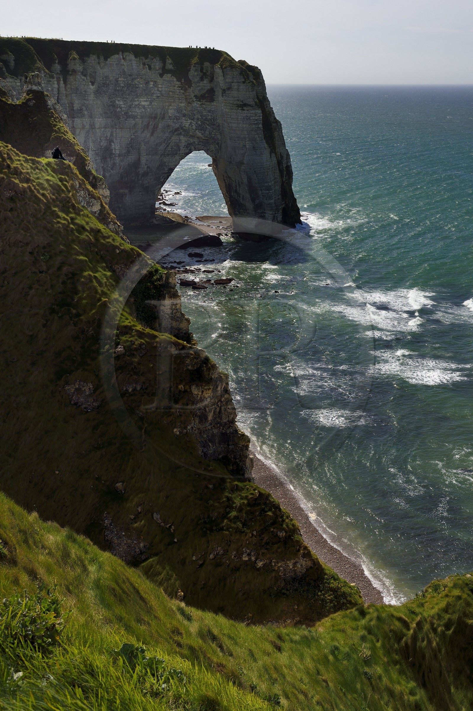 France, Seine-Maritime (76), Pays de Caux, Côte d'Albâtre, Etretat, la Manneporte vue depuis la falaise d'Aval