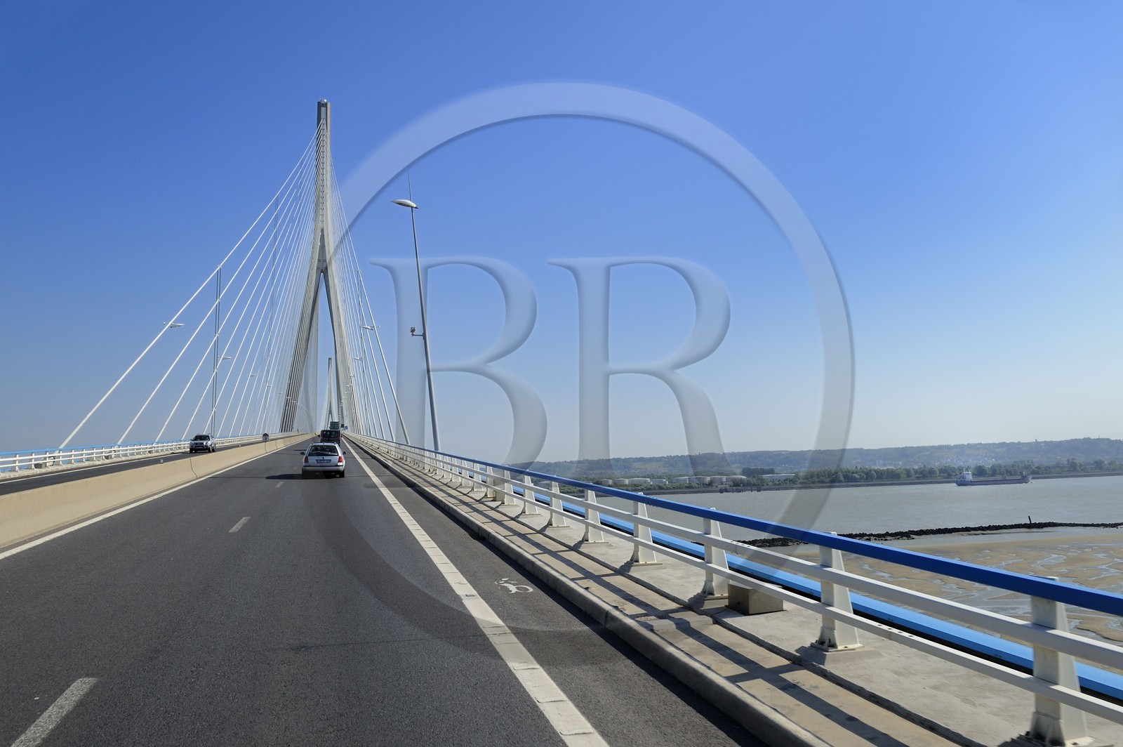 France, entre Calvados (14) et Seine-Maritime (76), le Pont de Normandie enjambe la Seine pour relier les villes de Honfleur et du Havre