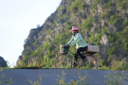 Vietnam, province de Ninh Binh, village insulaire de Kenh Ga, cycliste