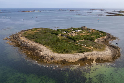 France, Finistère (29), Pays des Abers, estuaire de l'Aber Wrac'h, fort construit par Vauban début XVIIIème siècle sur l'Ile Cèzon, le phare de l'Ile Vierge en arrière plan (vue aérienne)