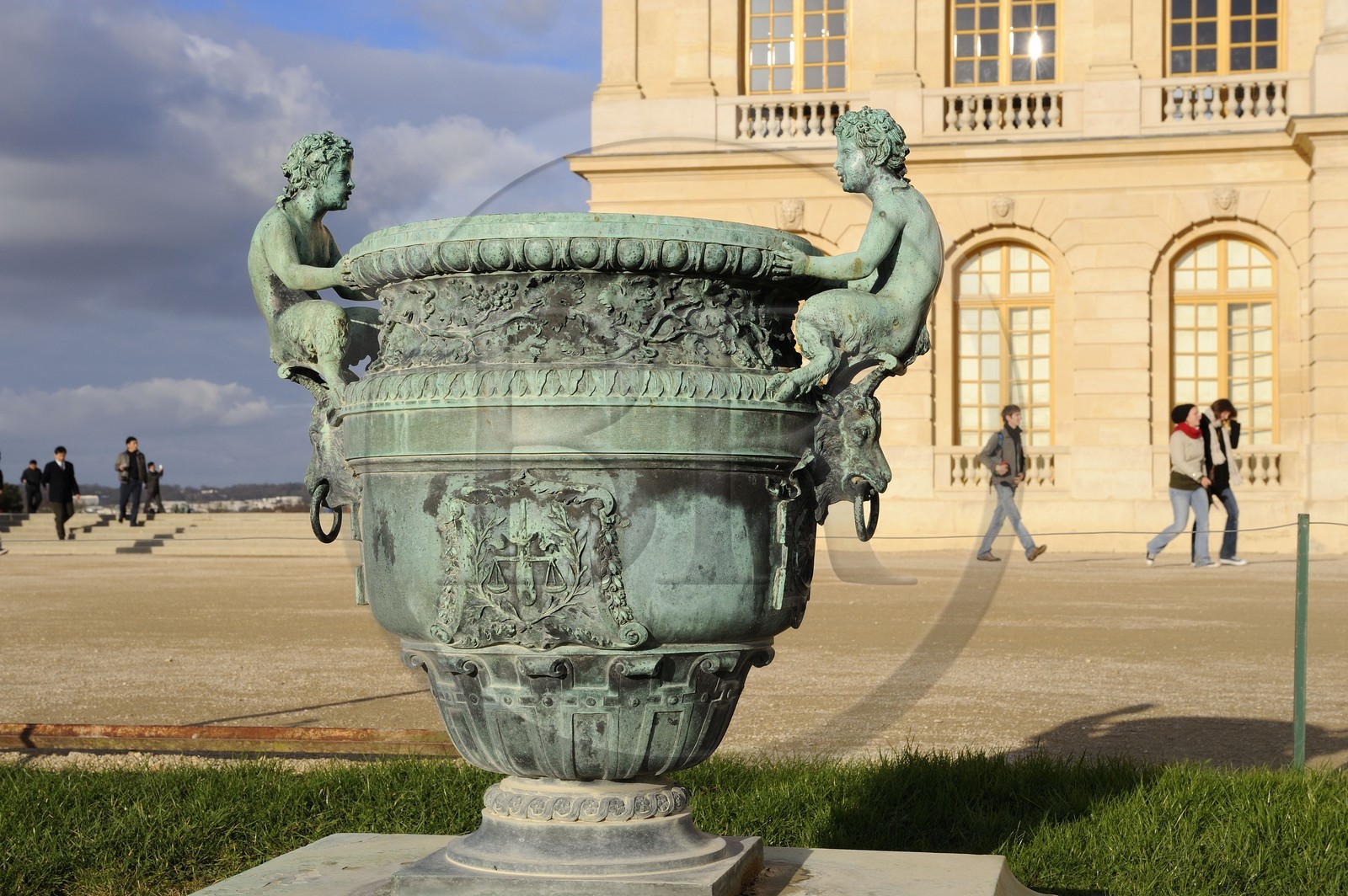 France, Yvelines (78), château de Versailles, classé Patrimoine Mondial de l'UNESCO, un des vases en bronze entourant le château