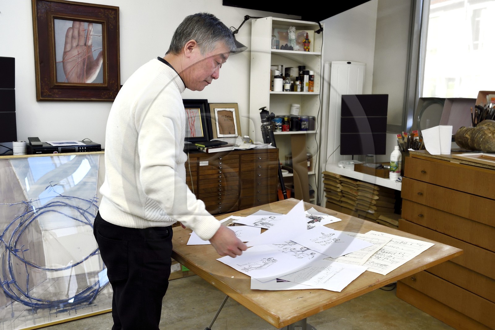 France, l'artiste peintre Xiao Fan Ru dans son atelier des Lilas près de Paris