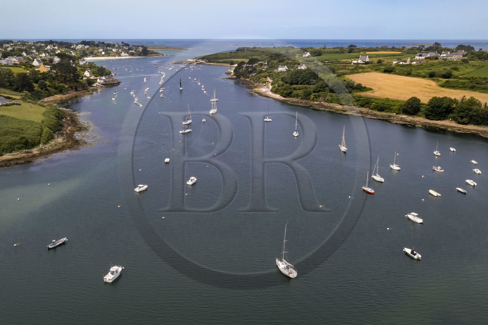 France, Finistère (29), Pays des Abers, bateaux au mouillage dans l'estuaire de l'Aber Benoit entre Saint-Pabu à gauche et Landeda à droite (vue aérienne)