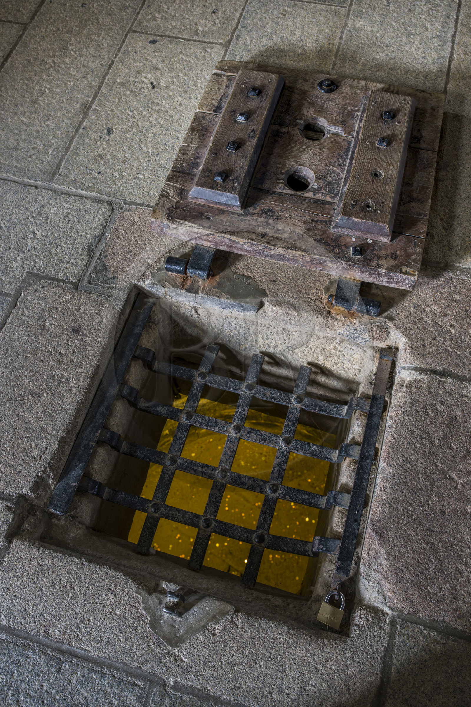 France, Ille-et-Vilaine (35), Fougères, le château-fort du XIIe siècle, Tour Mélusine, accès aux oubliettes