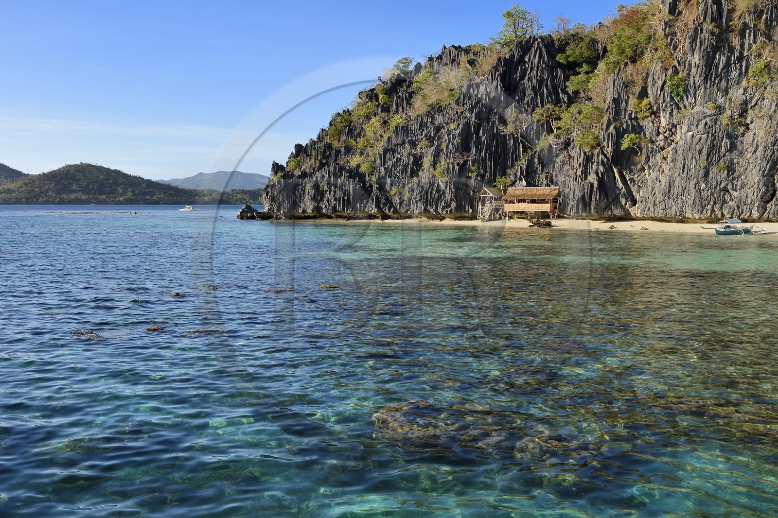Philippines, Calamian Islands dans le nord de Palawan, Coron Island Natural Biotic Area, Banul Beach des falaises de calcaire