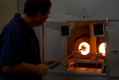 France, Moselle (57), Saint-Louis-les-Bitche, la Cristallerie Saint-Louis, façonnage d'un élément de cristal chaud, une des nombreuses étapes de la réalisation d'une boule presse-papiers
