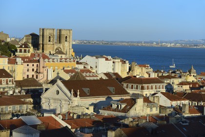 Portugal, Lisbonne, vue sur le quartier de la Baixa depuis le elevador (ascenseur) de Santa Justa et la cathédrale Sé Patriarcal dans le quartier de l'Alfama, en arrière plan le Tage