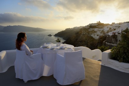 Grèce, Les Cyclades, mer Égée, île de Santorin (Thira ou Théra), village de Oia, l'hôtel Relais & Châteaux Kirini Suites & Spa qui surplombe la Caldera