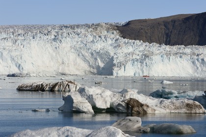 Greenland, west coast, Disko Bay, Quervain Bay, boat progressing at a good distance in front of the Eqip Sermia Glacier (Eqi Glacier) stretches for 4 km and rises up to 50 meters in height