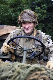 France, Eure (27), Chambray, Allied Reconstitution Group (association de reconstitution historique de la 2éme Guerre Mondiale US et Maquis), le reconstitueur Xavier Boucher en uniforme de la 101e division aéroportée US au volant de sa jeep