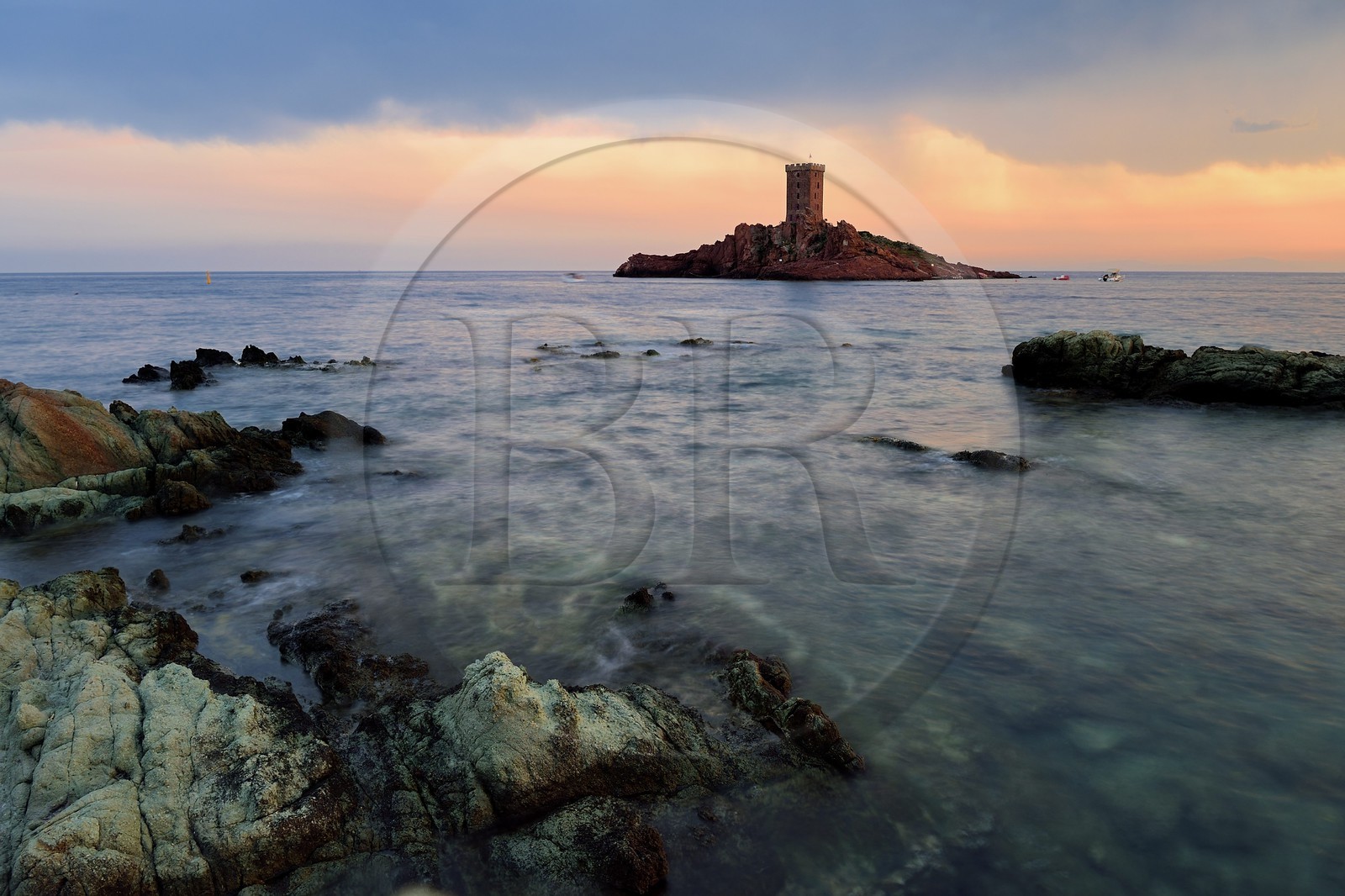 France, Var, Agay area next to Saint-Raphael, Massif de l'Esterel (Esterel Massif), the Corniche d'Or, the ile d'Or island tower next to the Dramont cape