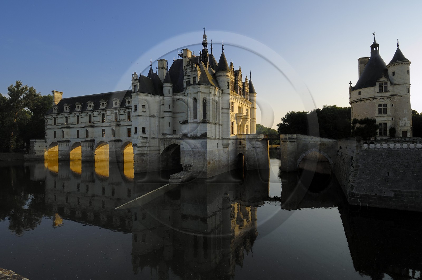France, Indre-et-Loire (37), château de Chenonceau de style Renaissance qui enjambe le Cher, édifié de 1513 à 1521 et la tour des Marques