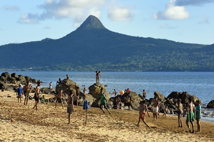 France, Ile de Mayotte, Grande-Terre, Sada, enfants jouant au football sur Tahiti plage (Mtsagnougni) dans la baie de Bouéni