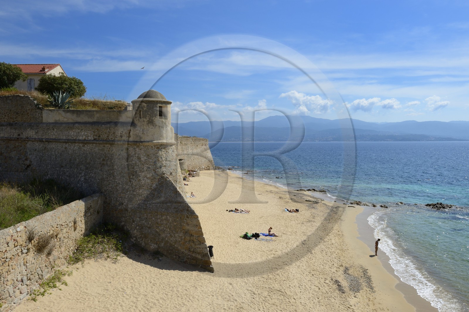 France, Corse-du-Sud (2A), Ajaccio, échauguette et remparts de la Citadelle sur la plage de la vieille ville