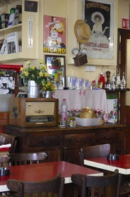 France, Paris (75), café et restaurant le Bar fleuri rue du Plateau