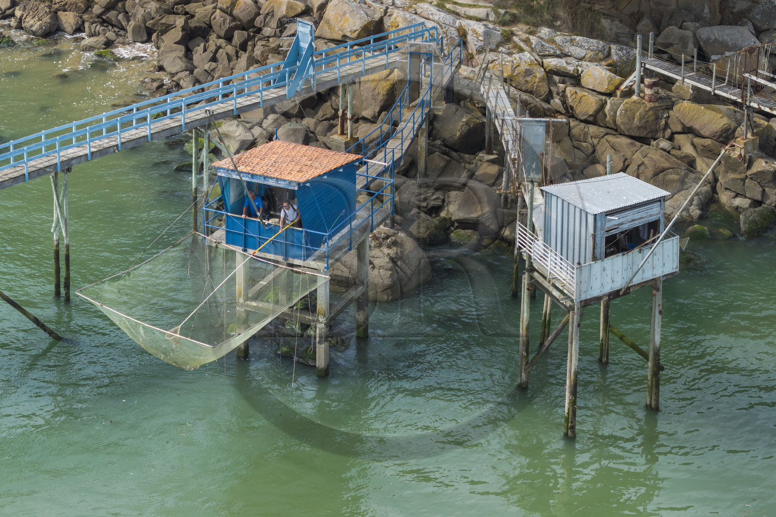 France, Loire-Atlantique (44), Estuaire de la Loire, Saint-Nazaire, plage de Trébézy, pêcheries de Gavy, le pêcheur Roland Dupont dans sa cabane de pêche traditionnelle au carrelet (vue aérienne)