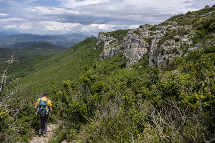 France, Vaucluse (84), Dentelles de Montmirail, randonneurs descendant des crêtes de Saint-Amand
