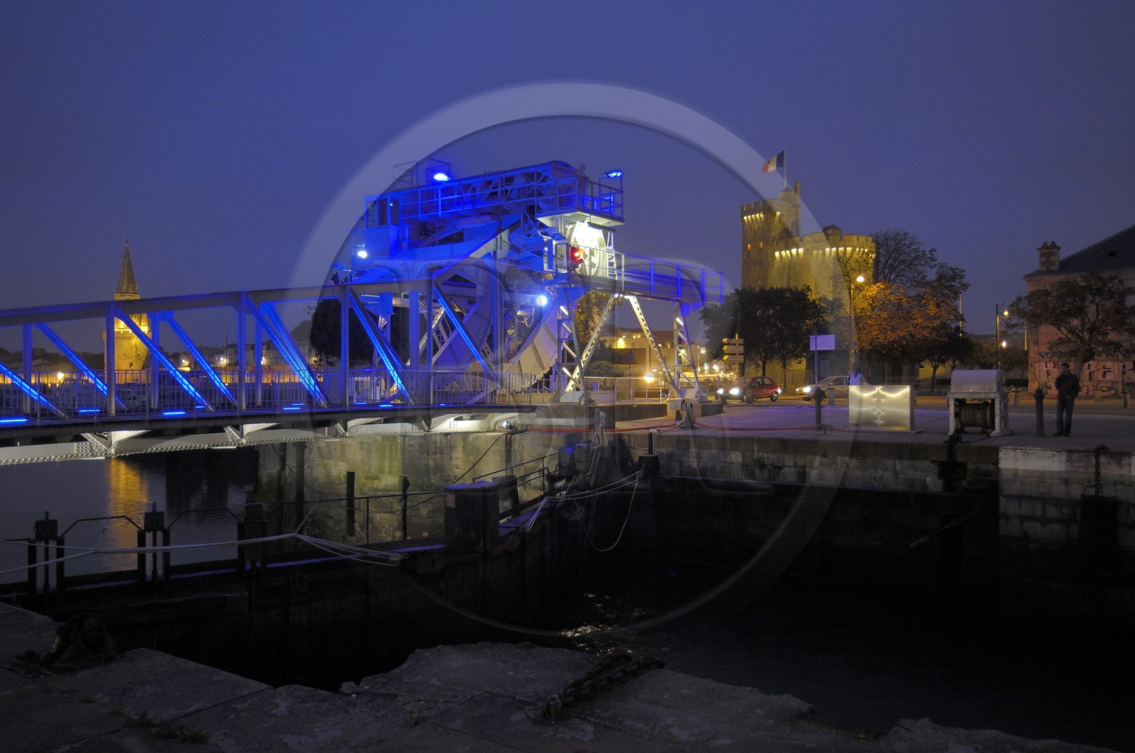 France, Charente-Maritime (17), La Rochelle, le pont à bascule à l'entrée de l'ancien Bassin des Chalutiers et la Tour Saint-Nicolas