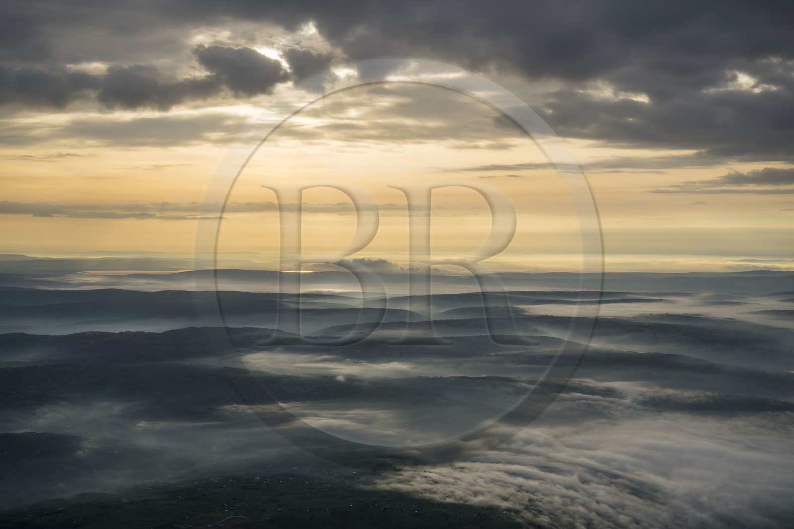Rwanda, Province de l'Est, le Pays des mille collines dans les brumes du petit matin (vue aérienne)